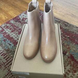 Nisolo Eva Everyday Slip-On Chelsea Boots in Almond Leather